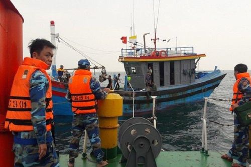 Cứu hộ thành công 7 ngư dân trôi dạt trên biển