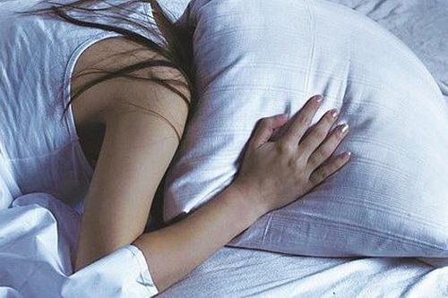 Con gái 27 tuổi cứ nửa đêm là lẻn ra hành lang ngủ, bố đưa đi gặp bác sĩ mới phát hiện sự thật không ngờ