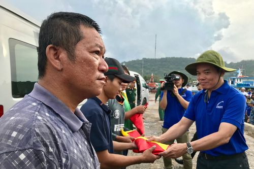 Thành ủy TP Hồ Chí Minh tặng cờ động viên ngư dân bám biển