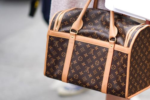 Tại sao Louis Vuitton lại có giá đắt đỏ và khó mua như vậy?