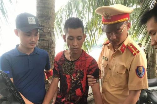 Cảnh sát vây ráp bộ đôi mang hàng cấm giữa phố