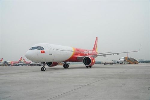 Tàu bay A321neo ACF 240 ghế đầu tiên trên thế giới xuất hiện nổi bật tại sân bay Tân Sơn Nhất