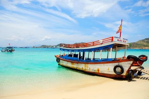 Thăm hải đăng trắng Hòn Chút trên đảo tôm hùm Bình Hưng