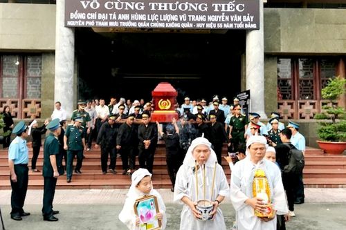 Tiễn đưa 'anh hùng chân đất' Nguyễn Văn Bảy về quê nhà Lai Vung