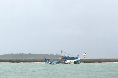 Tàu hơn 3.000 tấn chìm trên biển, 6 tấn dầu D.O đang nằm dưới biển