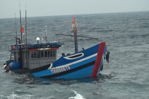 Kịp thời cứu 11 ngư dân gặp nạn trên biển