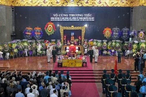 Trang nghiêm tiễn đưa anh hùng phi công Nguyễn Văn Bảy về với đất mẹ