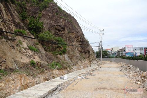 Tạm dừng tạc phù điêu 86 tỷ vào vách núi ở Bình Định