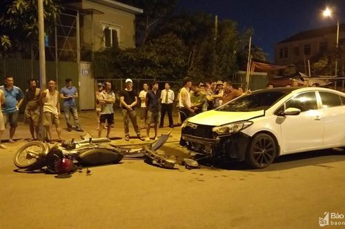 Xe con đâm xe gắn máy, 2 người văng ra đường