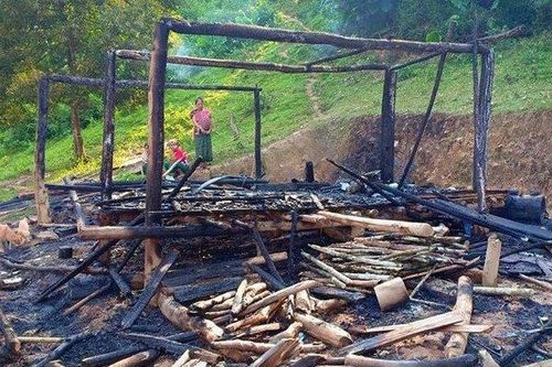 Người mẹ bất chấp ngọn lửa, ôm 3 con chạy khỏi căn nhà đang cháy