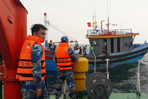 Nghệ An: Đưa tàu cá và 7 ngư dân gặp nạn trên biển vào bờ an toàn