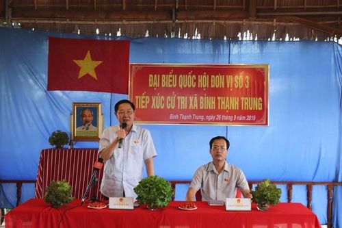 Đại biểu Quốc hội tiếp xúc cử tri trước kỳ họp lần thứ 8 của Quốc hội