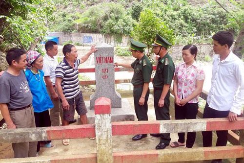 Căng cờ búa liềm trên dãy Hoàng Liên