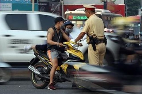Đầu trần chạy xe máy, nam sinh 'ngơ ngác' khi bị CSGT thổi phạt