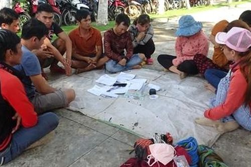 Đôi vợ chồng cầm đầu sòng bạc vườn cao su
