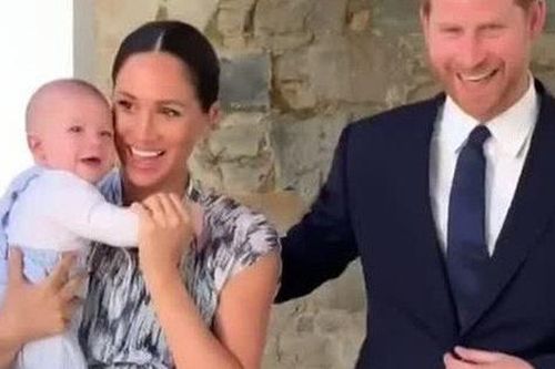 Vợ chồng Meghan đưa con trai đi uống trà