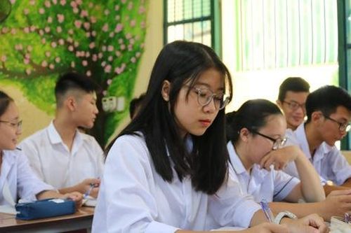 Bắt học sinh chép phạt là trái quy định nhưng sao khó bỏ?