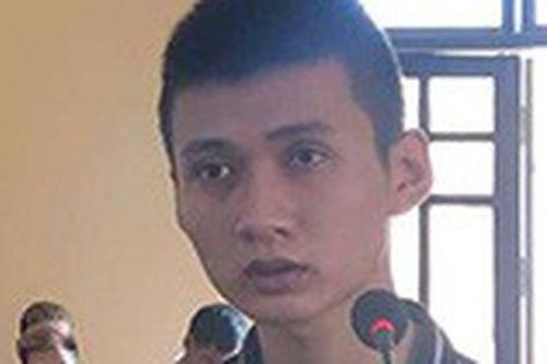 Tên cướp bịt mặt khống chế nhiều cô gái