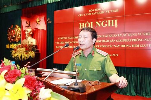 Nhân dân tự nguyện giao nộp nhiều loại vũ khí, vật liệu nổ, công cụ hỗ trợ