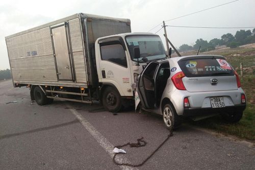 Bị xe tải đâm trực diện, tài xế và hành khách xe taxi chết tại chỗ