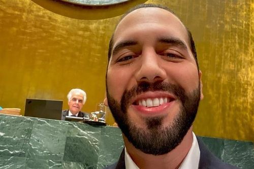 Lãnh đạo El Salvador chụp ảnh selfie ngay trên bục phát biểu ở LHQ