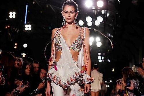 Con gái 10X của siêu mẫu Cindy Crawford diện áo tắm trên sàn diễn