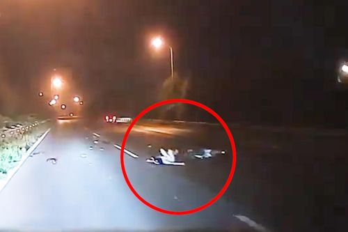 Cô gái bị tông nguy kịch khi chạy vào làn 100 km/h trên đại lộ