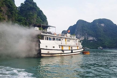 Cháy tàu du lịch trên vịnh Hạ Long
