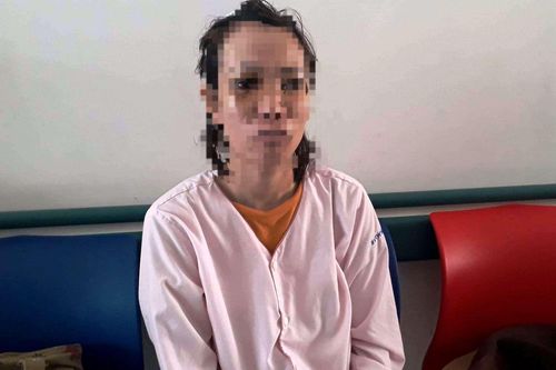 Bực tức đường đi lầy lội, người đàn ông đánh thai phụ đến nhập viện