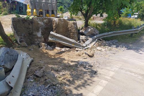 Điện Biên: Đá nặng hàng tấn ào ào đổ xuống quốc lộ do doanh nghiệp nổ mìn