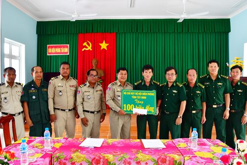 Hỗ trợ Ty Cảnh sát tỉnh Pray Veng 100 triệu đồng xây dựng doanh trại