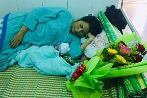 Tài xế đỡ đẻ cho sản phụ ngay trên xe taxi