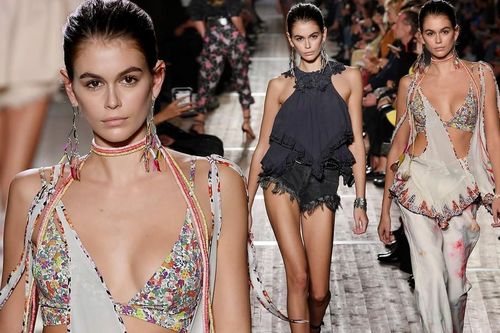Con gái Cindy Crawford mặc nội y khoe ngực đầy, eo thon hút mắt trên sàn catwalk