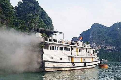 Quảng Ninh: Cháy tàu du lịch trên vịnh Hạ Long