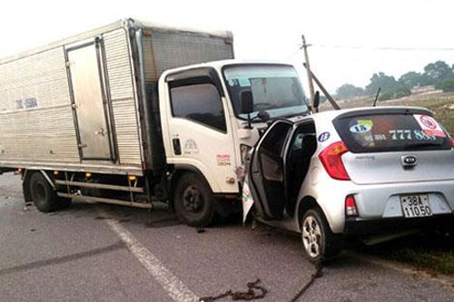 Xe taxi đối đầu xe tải khiến hai người tử vong