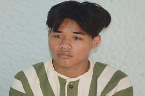 Thấy cha bị đánh, con trai cầm dao truy sát đối thủ