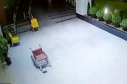 Xe lăn 'ma quái' tự chạy khắp bệnh viện