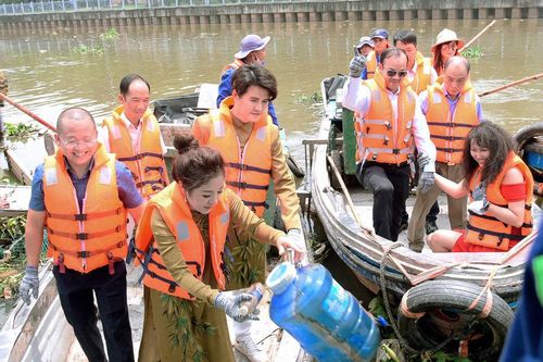 Vũ Mạnh Cường kêu gọi 'nói không với rác thải nhựa'