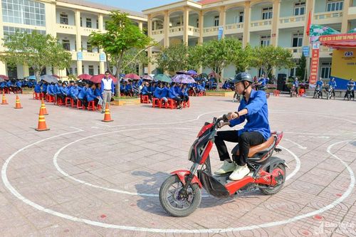 Hơn 900 học sinh được hướng dẫn kỹ năng đi xe đạp điện an toàn, đội mũ bảo hiểm đúng cách