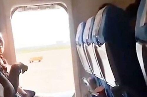 Nữ hành khách Trung Quốc mở cửa thoát hiểm máy bay để 'hít thở'