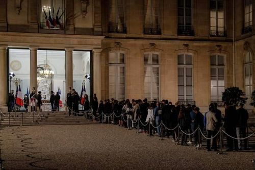 Hàng trăm người xếp hàng vào Điện Elysee tưởng nhớ ông Chirac