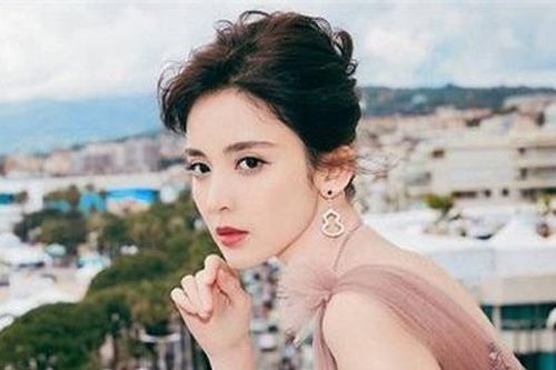Cổ Lực Na Trát: Mỹ nhân tài sắc lao đao vì loạt clip tình ái nhạy cảm