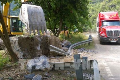 Đá khối lượng hàng chục tấn lăn xuống quốc lộ 279