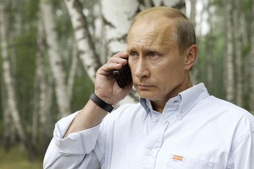 Lộ diện chiếc điện thoại Tổng thống Putin đang dùng: Không phải iPhone, siêu dày và siêu bảo mật!