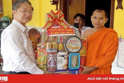 UBMTTQ tỉnh chúc mừng lễ Sen Dolta