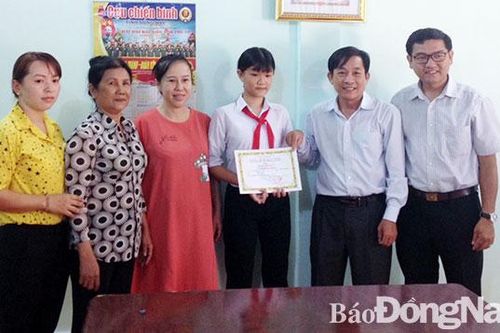 Trao 107 suất học bổng cho học sinh khó khăn
