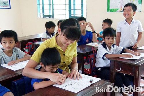 Học sinh ngồi lớp ghép