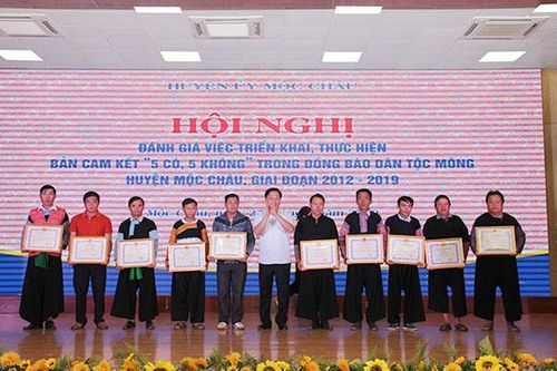 Đánh giá việc triển khai, thực hiện nội dung bản cam kết '5 có, 5 không' trong đồng bào dân tộc Mông