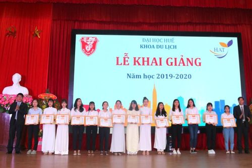 Giáo dục Tin tức giáo dục Hơn 440 triệu đồng học bổng, khen thưởng sinh viên Khoa Du lịch