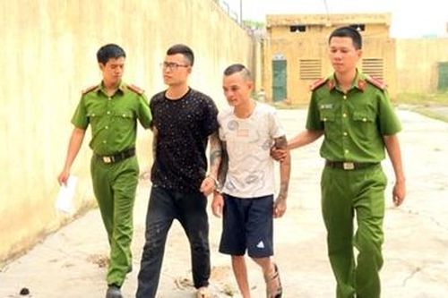 Dùng dao bầu ép chủ máy gặt nộp tiền bảo kê